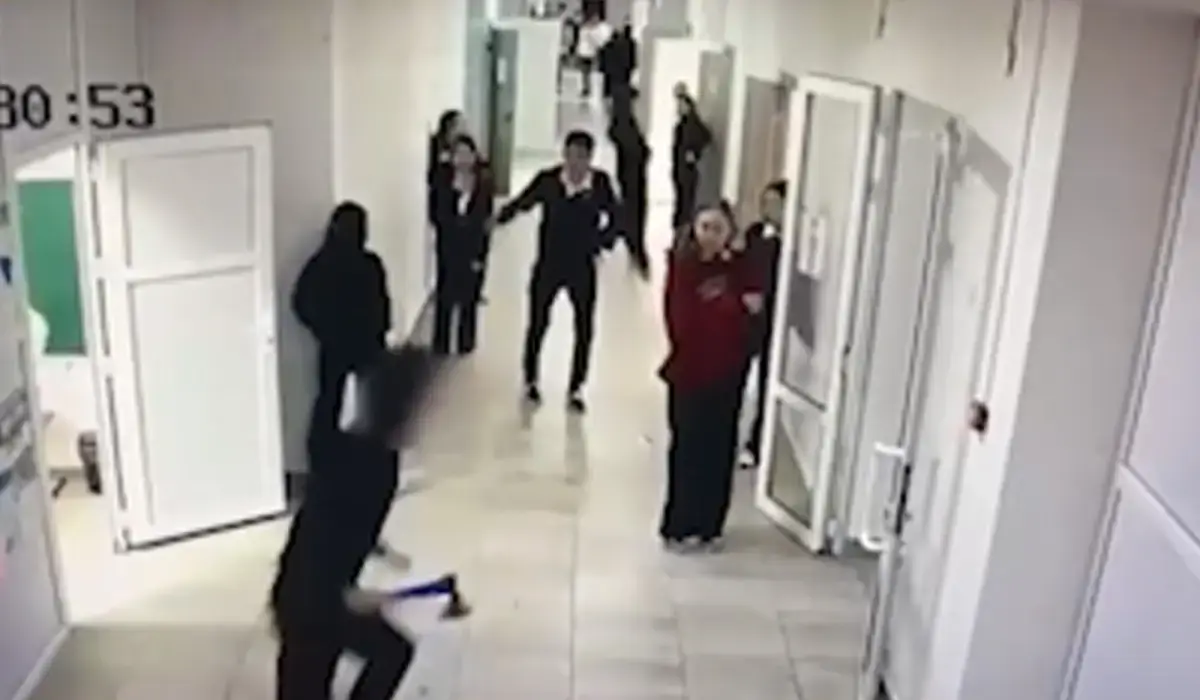 Oqýshy balta ala júgirgen: Qulsarydaǵy mekteptiń dırektory qyzmetinen bosatyldy