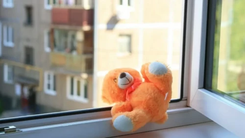 Tarazda anasy eki balasyn terezeden laqtyryp jiberdi