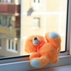 Tarazda bir ana eki balasyn terezeden laqtyryp jiberdi