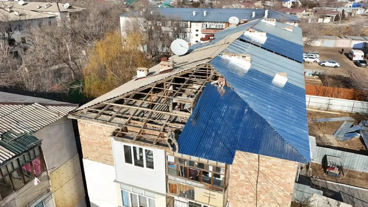 Qonaevta qatty jel úılerdiń shatyryn ushyryp áketti