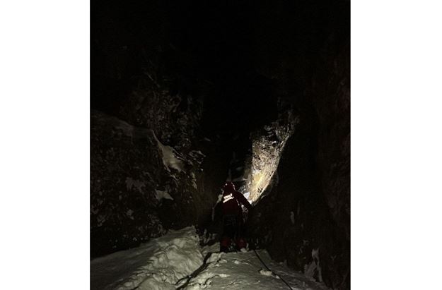 SOS sıgnaly ajaldan arashalady: Almaty taýlarynda jartasta turyp qalǵan azamat qutqaryldy