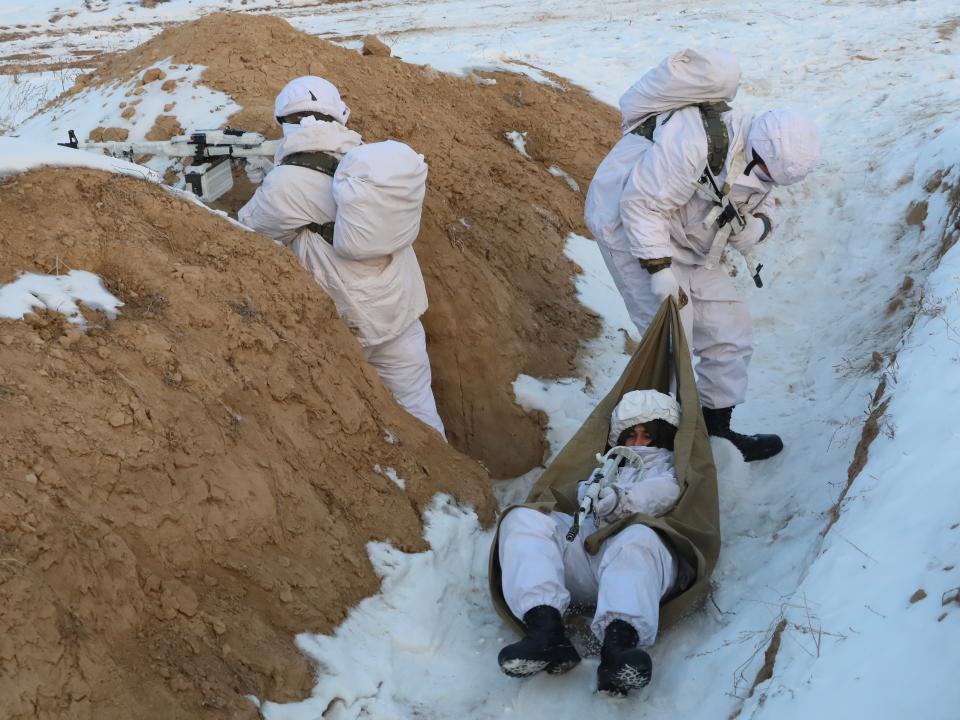 Qarýly kúshterde 150 áskerı qyzmetshi-paramedık daıarlanady