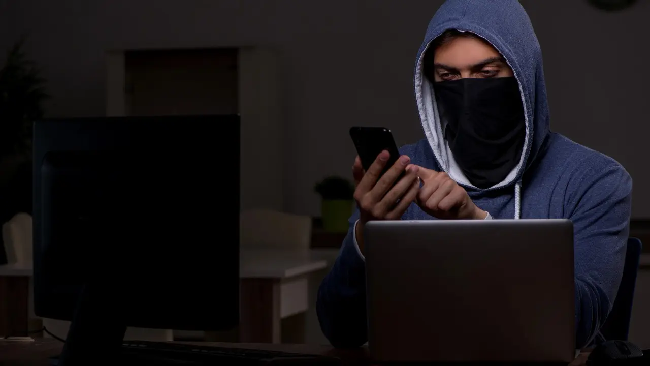 Sarapshylar: Telefon alaıaqtarymen ázildesýdiń ózi qaýipti