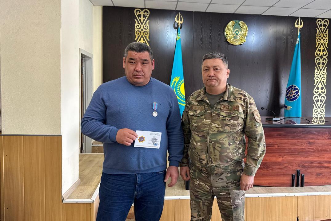 Balalardy órtten qutqaryp qalǵan mektep muǵalimi marapattaldy