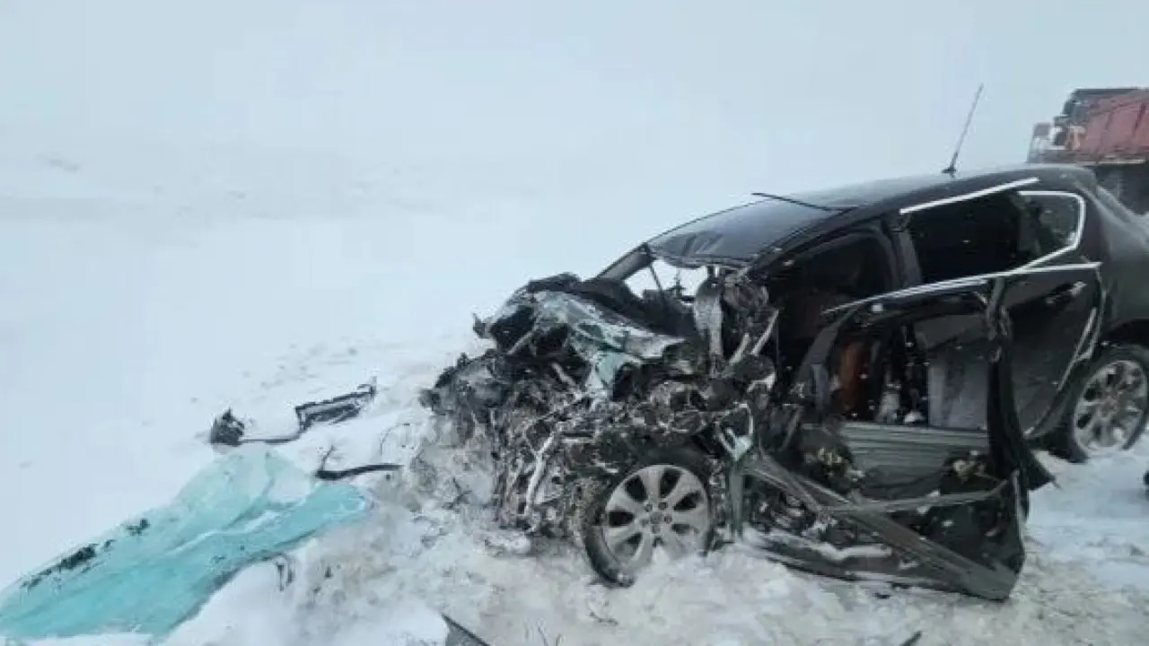 Aqtóbe oblysynda júk kóligi men jeńil kólik soqtyǵysyp, tórt adam qaza tapty