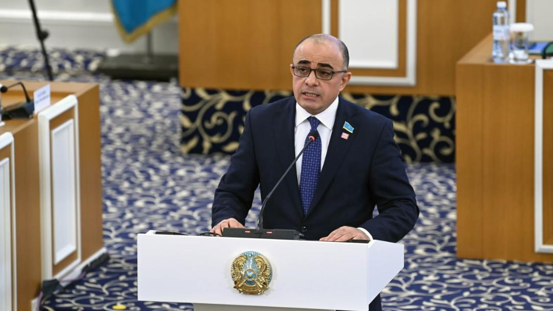 Magerram Magerramov Konstıtýsııa jobasyn referendýmǵa shyǵarýdy usyndy