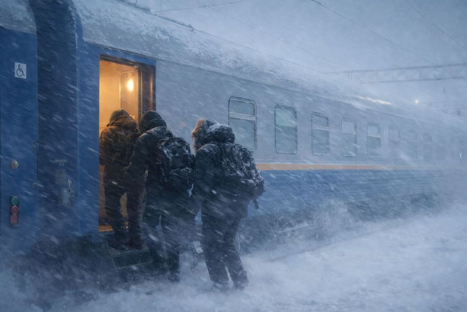 Aqtóbe oblysynda jolda qalyp qoıǵan 400 jolaýshy poıyzben tegin jetkizildi