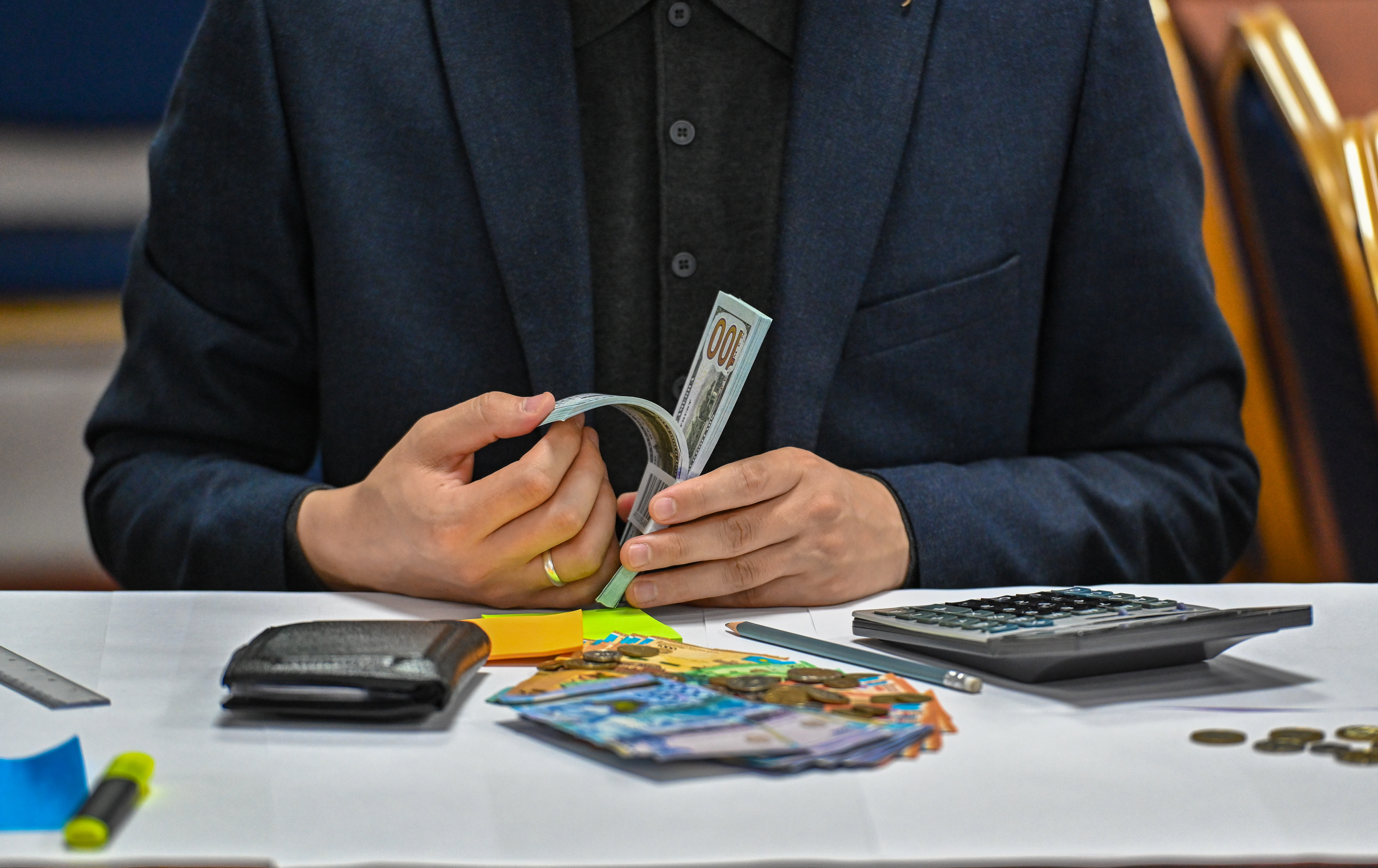 118 mln teńge zalal: Býhgalter memlekettik kásiporynnyń aqshasyn báske tigip, kólik satyp alǵan