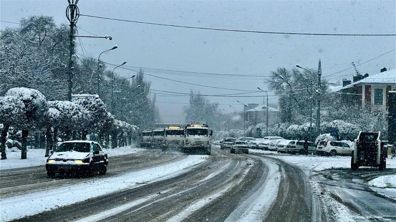 Jambyldy bir-aq sátte qar basty: 300-den astam qyzmetker kóshelerdi qardan tazartyp jatyr