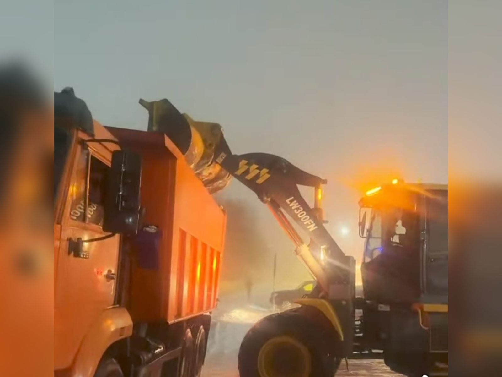 Sátbaevta qalyń qar jaýdy: Jol tazalaýǵa qansha tehnıka jumyldyryldy?