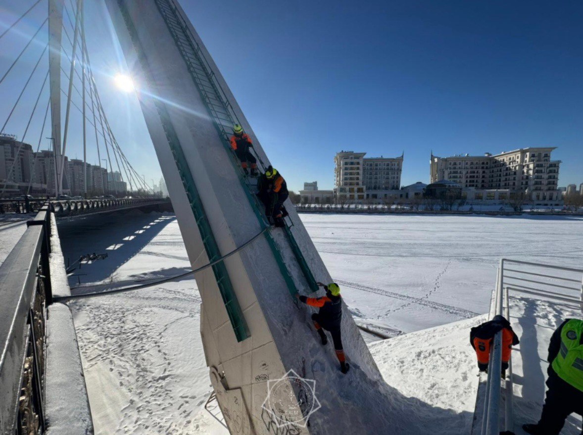 Astanalyq qutqarýshylar kópirden sekirmek bolǵan er adamdy aman alyp qaldy