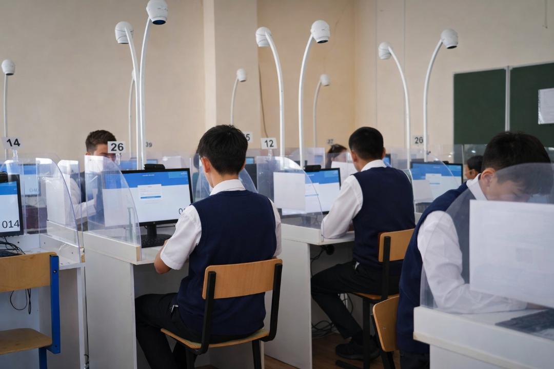 Qańtardaǵy UBT: Testileý erejesin buzǵan 120 adamnyń nátıjesi joıyldy