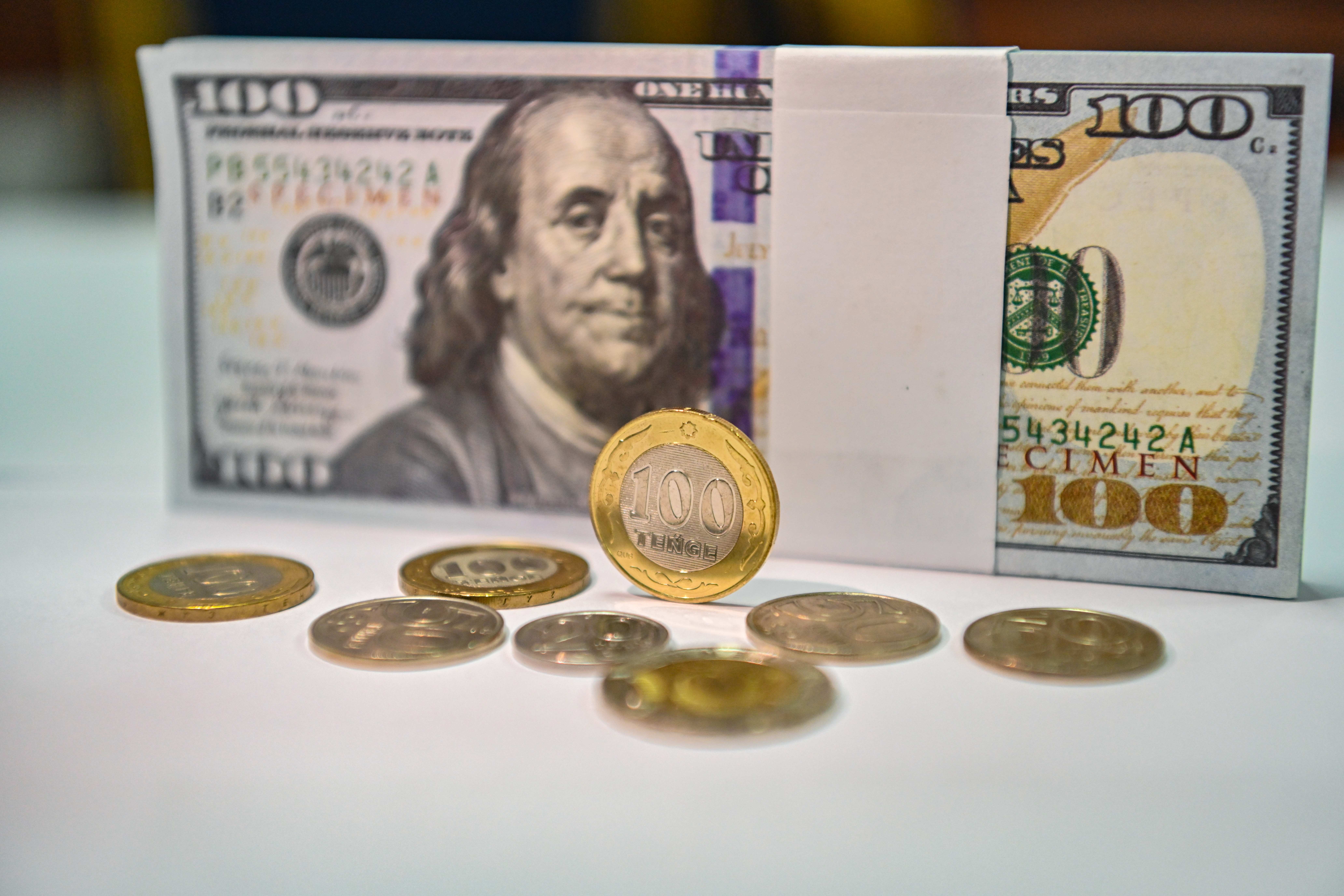 Aqsha aıyrbastaý oryndarynda dollar qanshadan saýdalanyp jatyr?