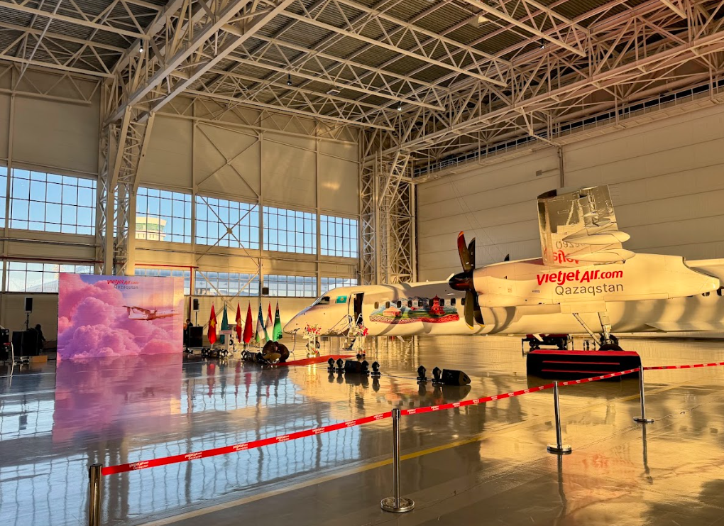 Vietjet Qazaqstan qazaqtyń darhan dalasy beınelengen ushaǵyn tanystyrdy