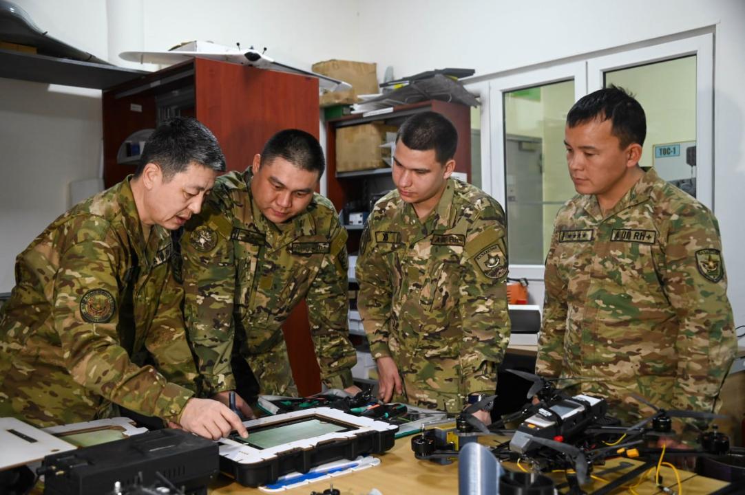 Áskerı dron – qýatty qarý