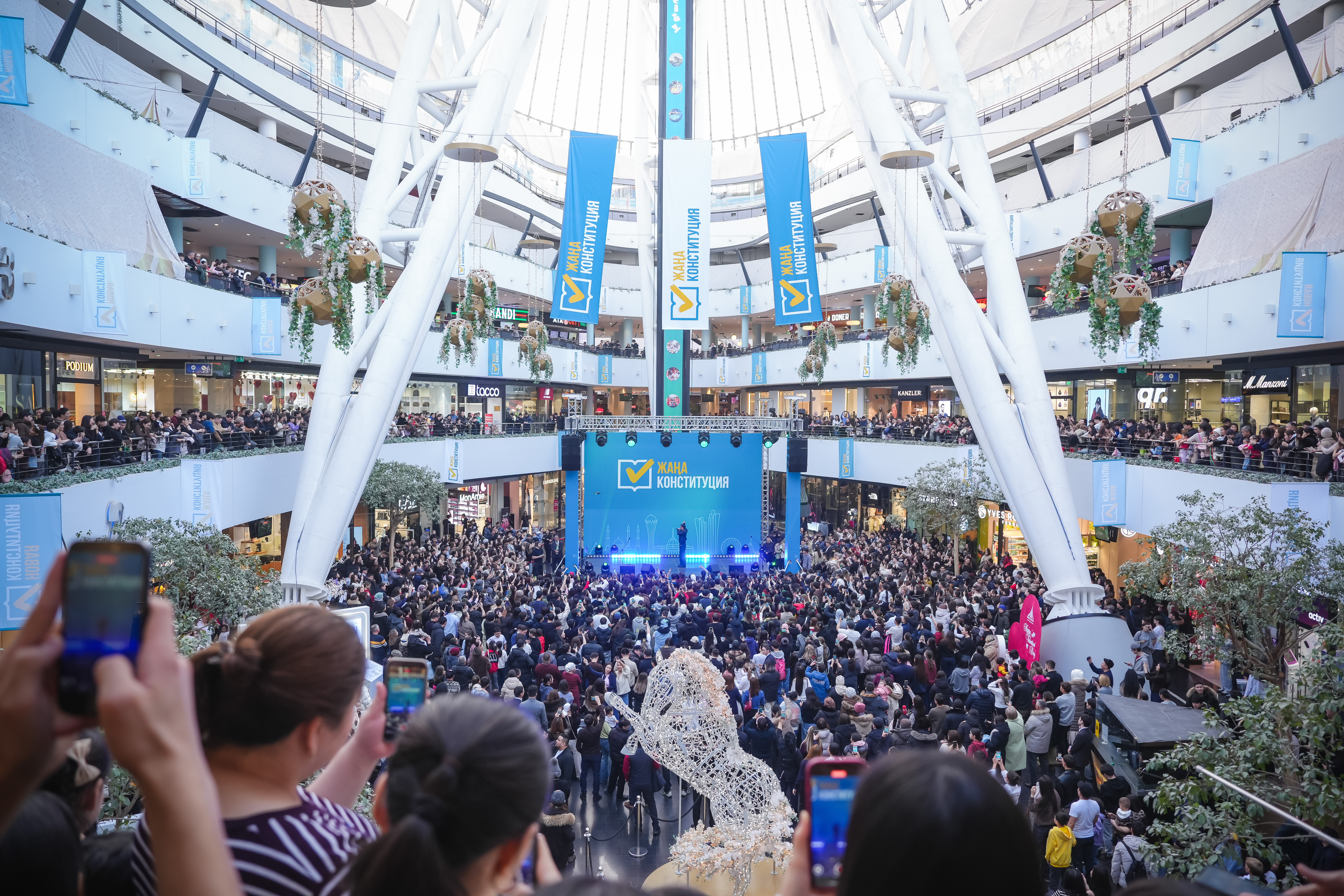 Astanada referendýmdy qoldaýǵa baǵyttalǵan jastar konsertine 10 myńnan astam adam qatysty