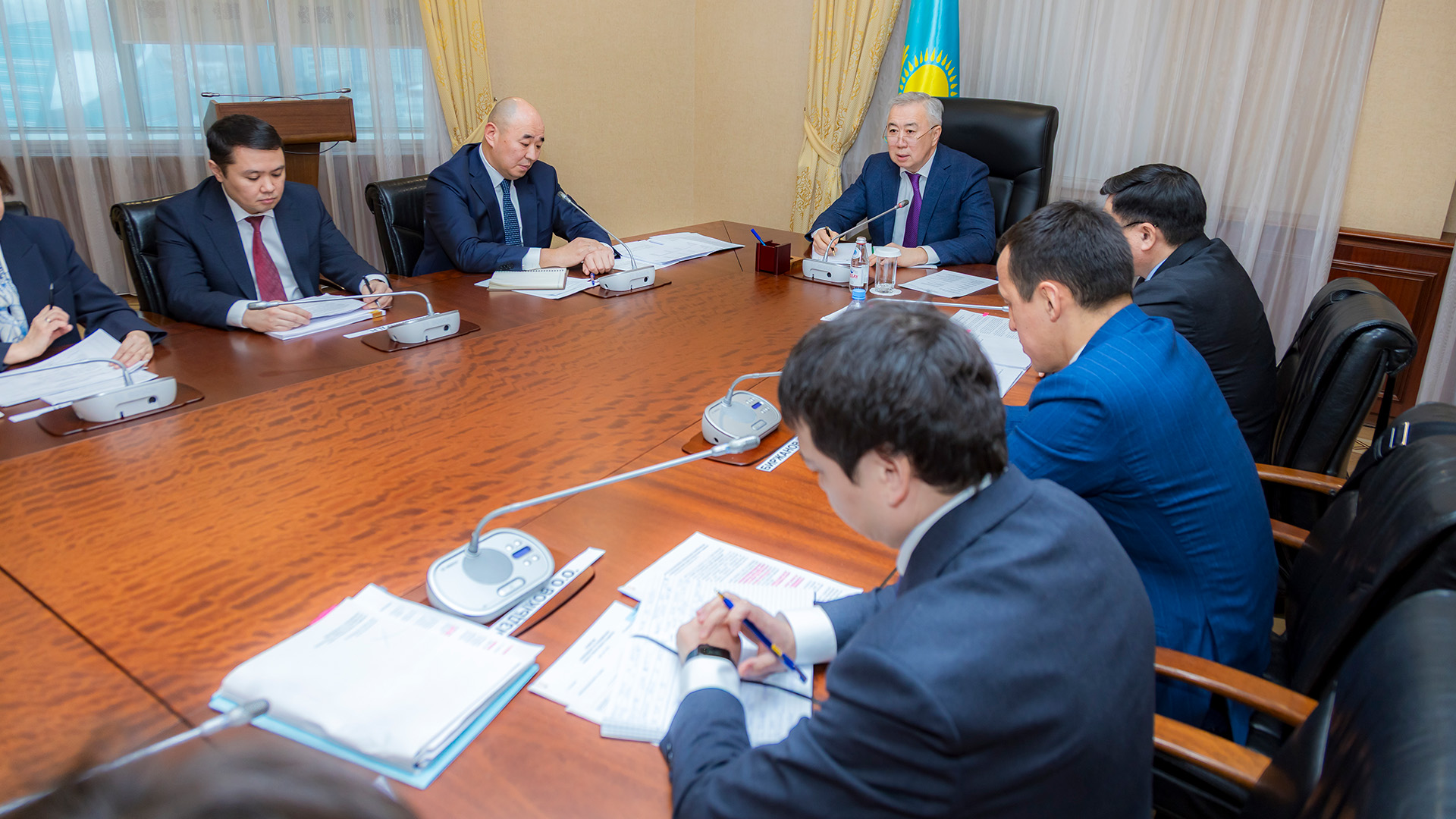 Úkimette qarjy sektoryna salyq salý máseleleri qaraldy