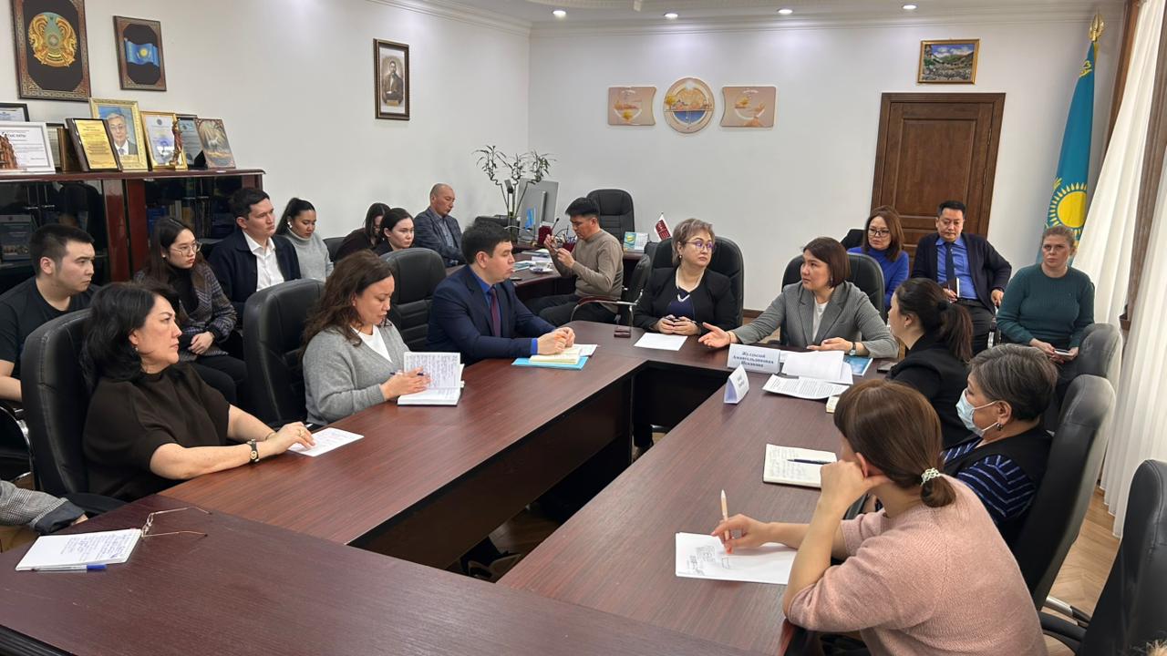 Sarapshylar jańa Konstıtýsııadaǵy otbasy men neke normalaryn talqylady