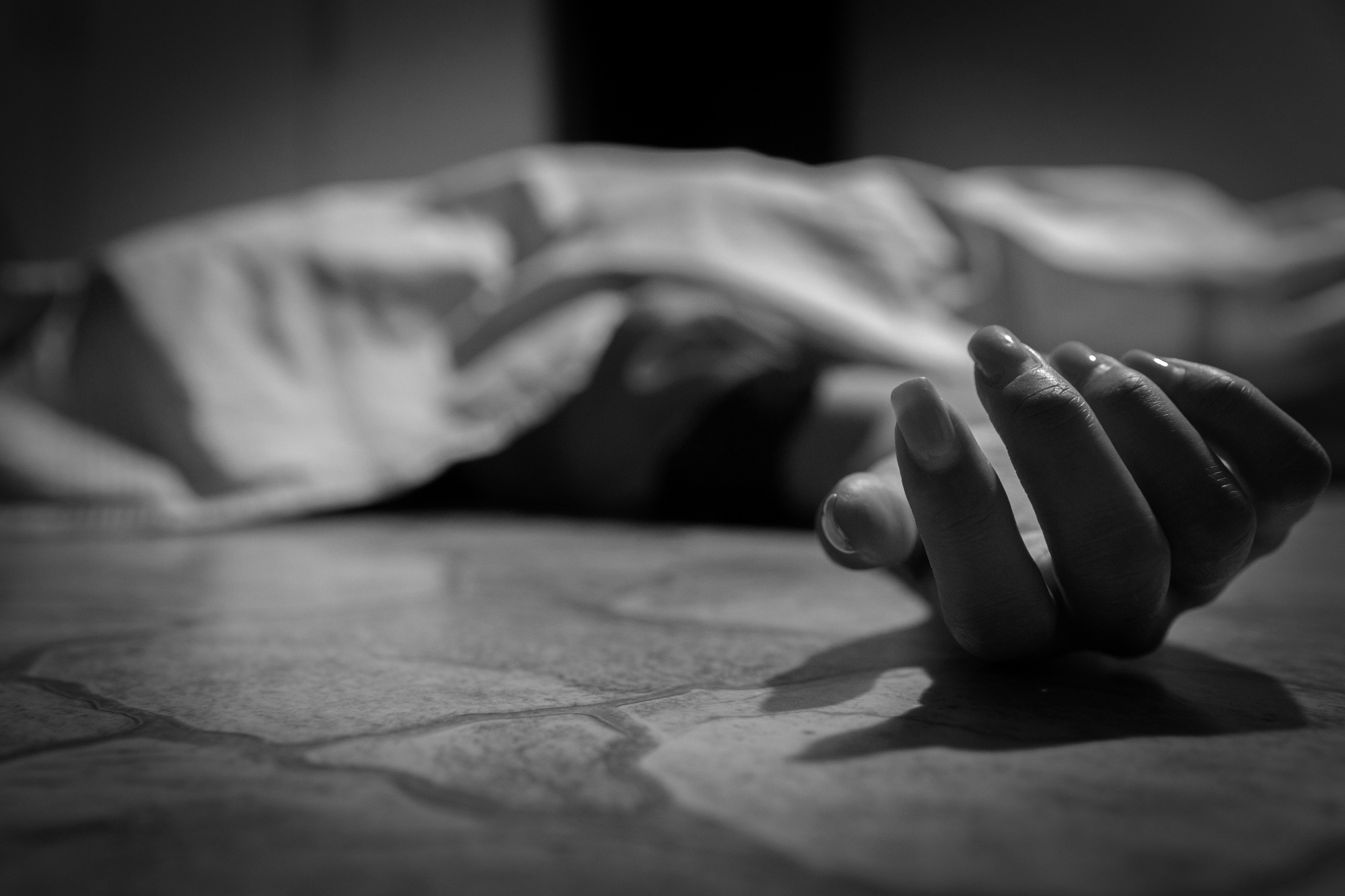 Maıqaıyń kentindegi úılerdiń birinen eki adamnyń máıiti tabyldy