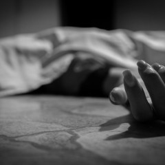 Maıqaıyń kentindegi úılerdiń birinen eki adamnyń máıiti tabyldy