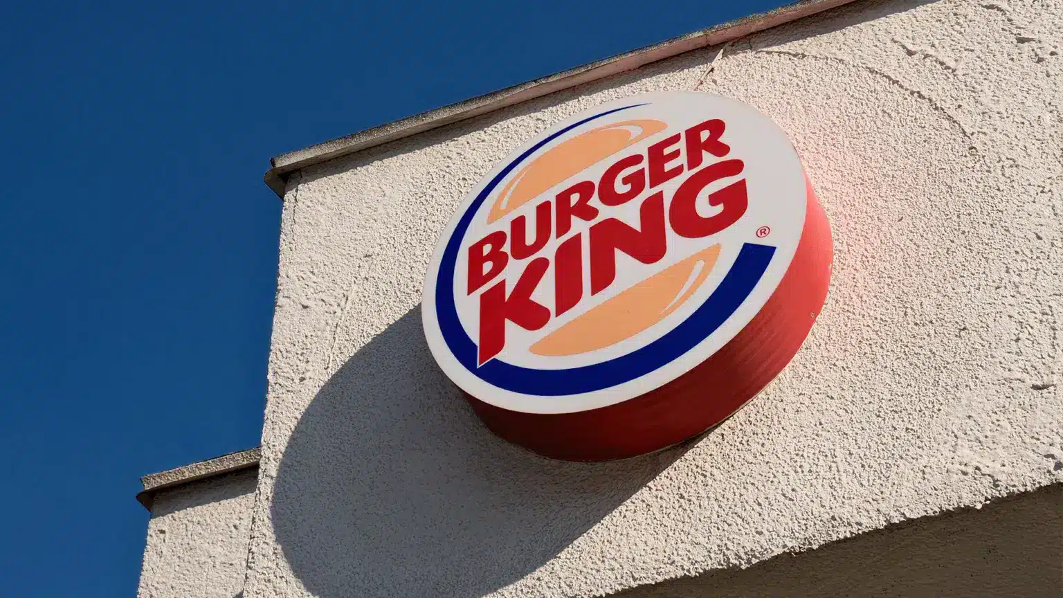 «Burger King-tegi» daý: Eńbek mınıstrligi tekserýdi bastady