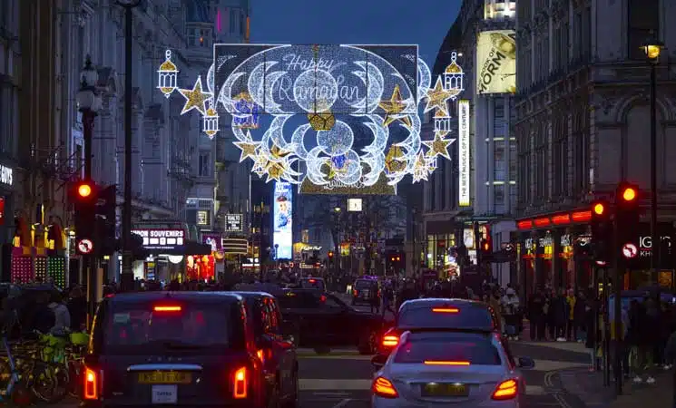 Ramazanǵa oraı London kósheleri bezendirildi