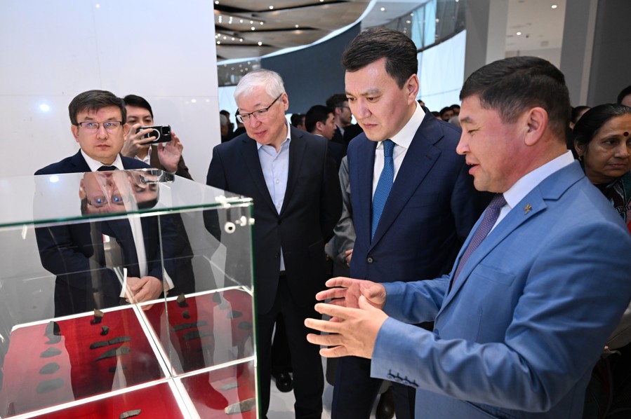 Biregeı arheologııalyq jádigerler kórmesi