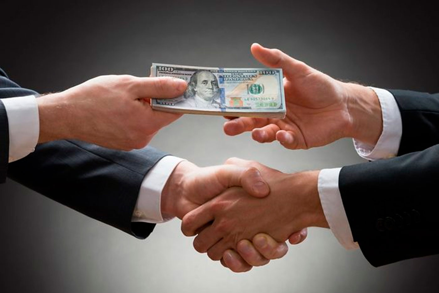 Aqtóbede prokýror ustaldy: Sheneýnik 10 mln teńge para aldy degen kúdikke ilindi