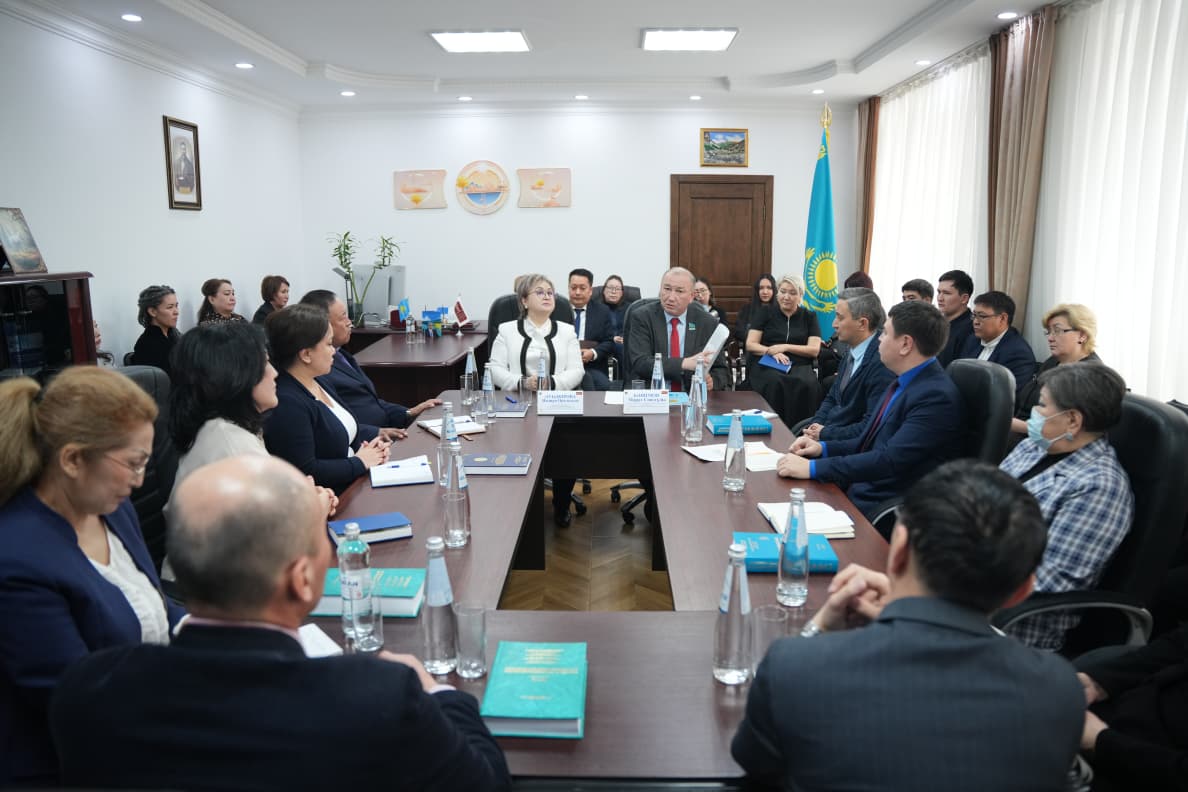 Astanada jańa Konstıtýsııa jobasy boıynsha saraptamalyq talqylaý ótti