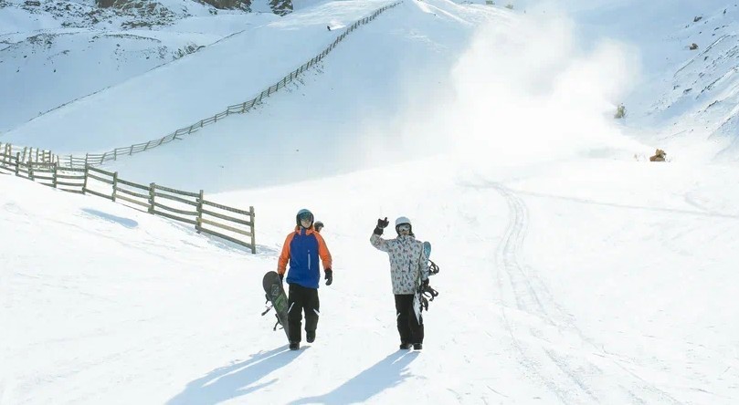 Ski Patrol qyzmetkerleri qar qursaýynda qalyp qoıǵan eki adamdy aman alyp qaldy