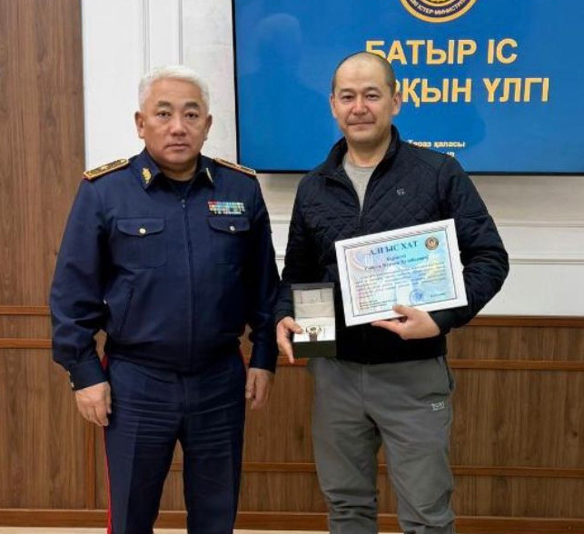 Tarazda 13 jastaǵy qyzdy qutqarǵan azamat marapattaldy