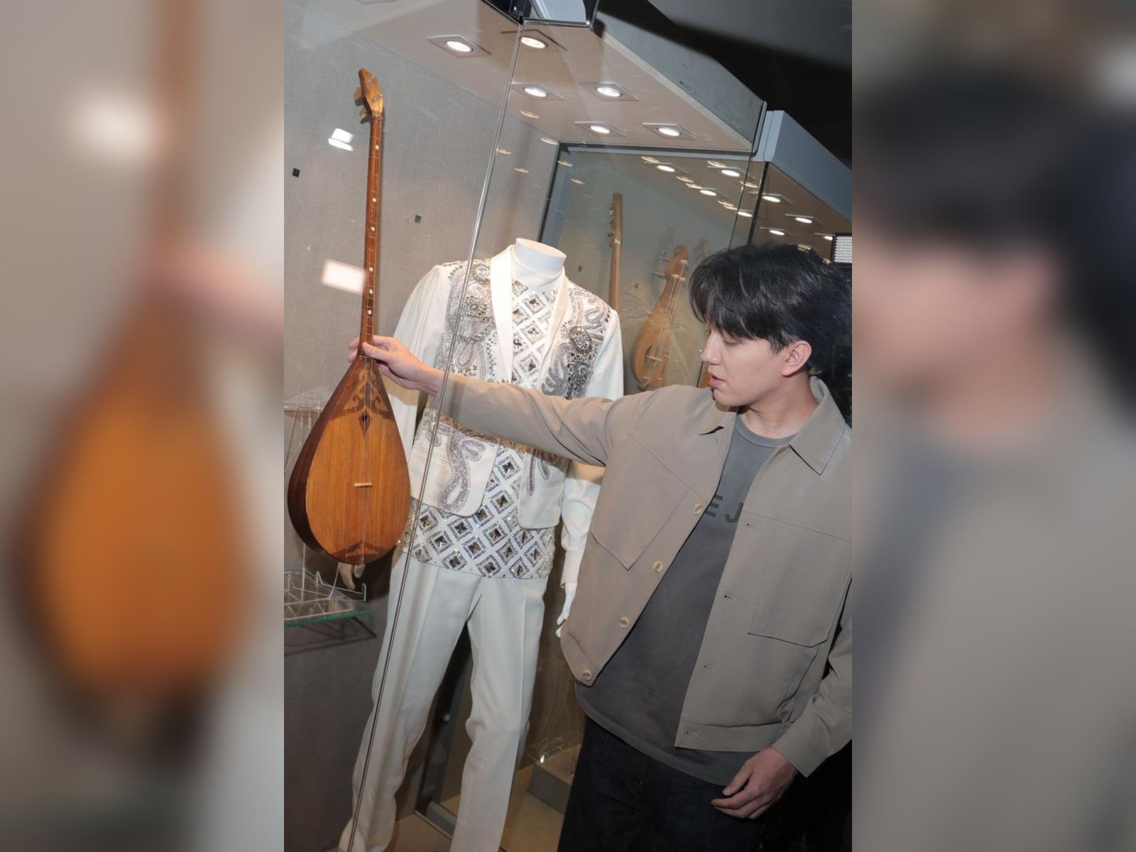 Dımash Qudaıbergen 70 aspabyn mýzeıge tapsyrdy