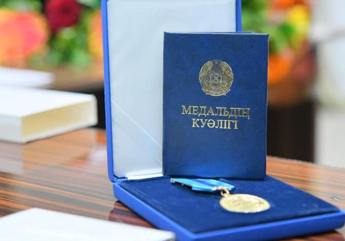 «El janashyry» tósbelgisin taratqan mesenatqa aıyppul salyndy