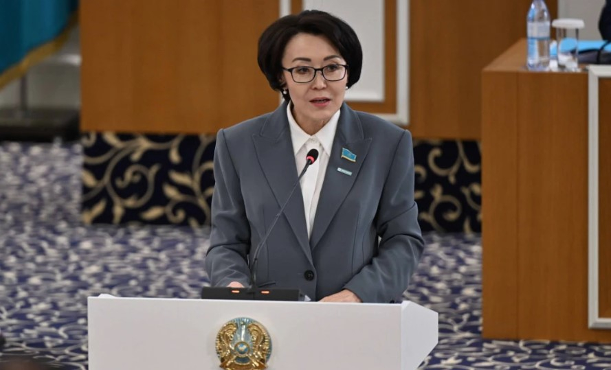 Únzıla Shapaq: Konstıtýsııa týraly aıtqanda bılikti ǵana emes, keleshek aldyndaǵy jaýapkershilikti de oılaıyq