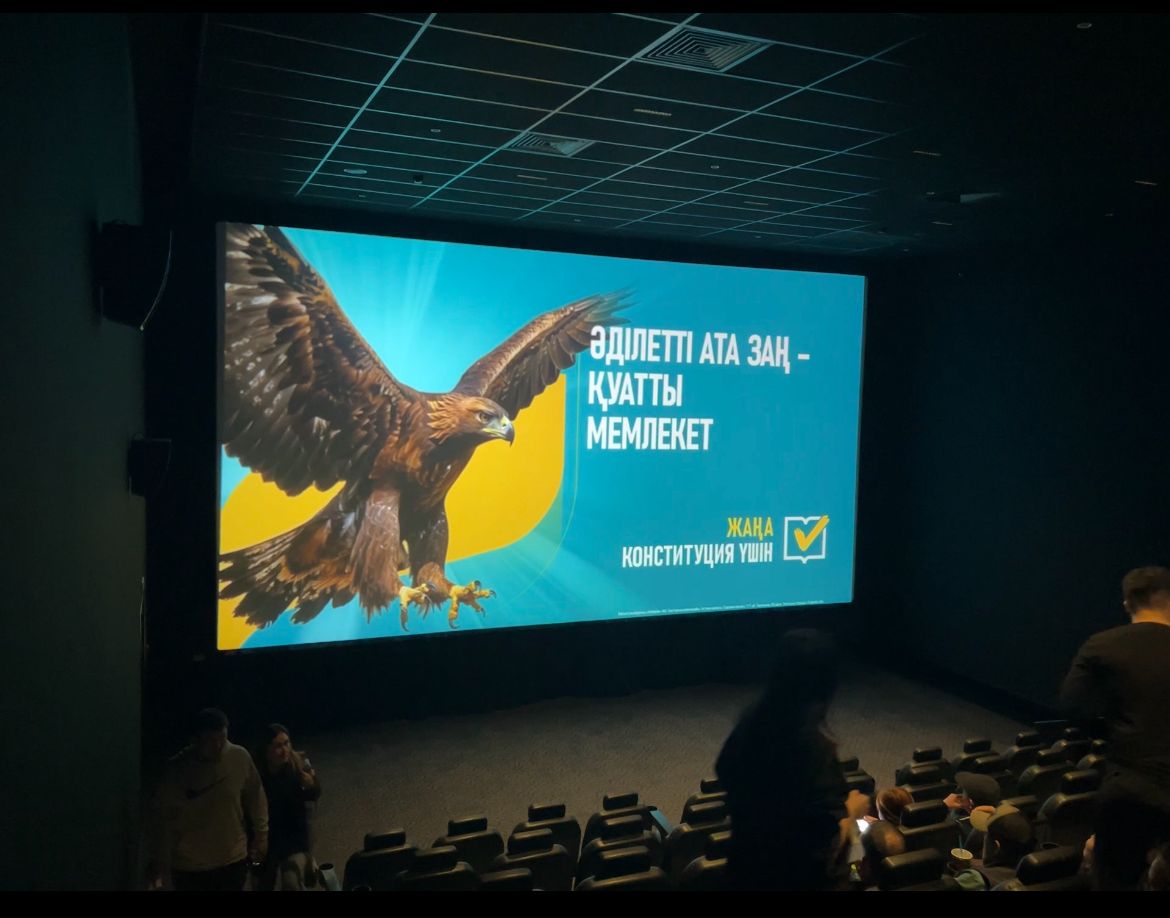 Elimizdiń kınoteatrlarynda jańa Konstıtýsııany qoldaýǵa arnalǵan beınerolıkter kórsetildi