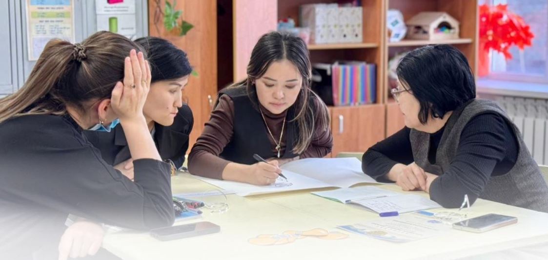 Saýalnama: Ata-analardyń 78%-y balasynyń aralasatyn ortasyn jaqsy biledi