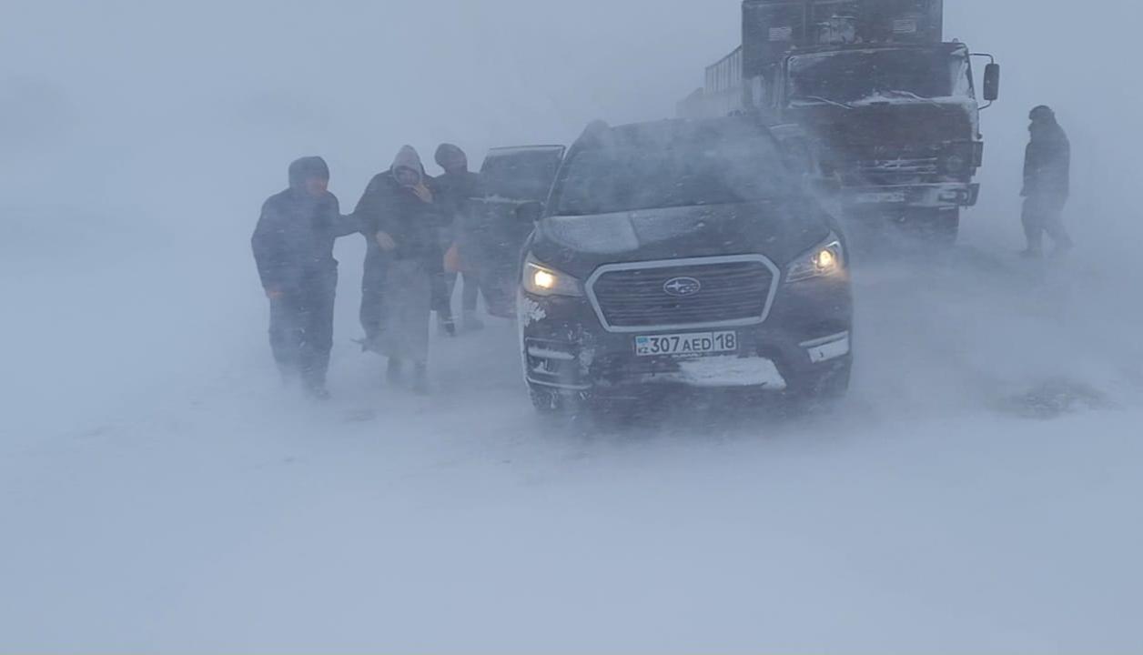 Abaı jáne Batys Qazaqstan oblystarynda 20-dan astam jolaýshy qar qursaýynan qutqaryldy