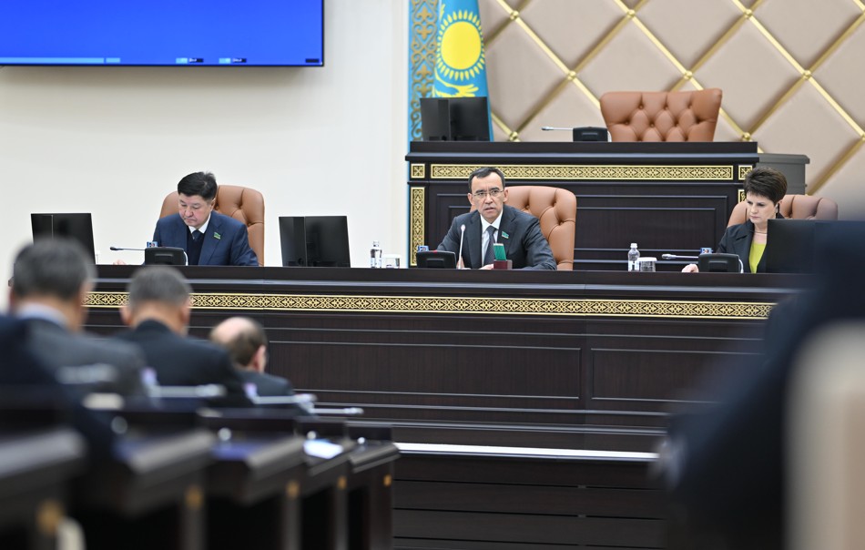 Konstıtýsııalyq reforma: Senatorlar óńirlerge barady