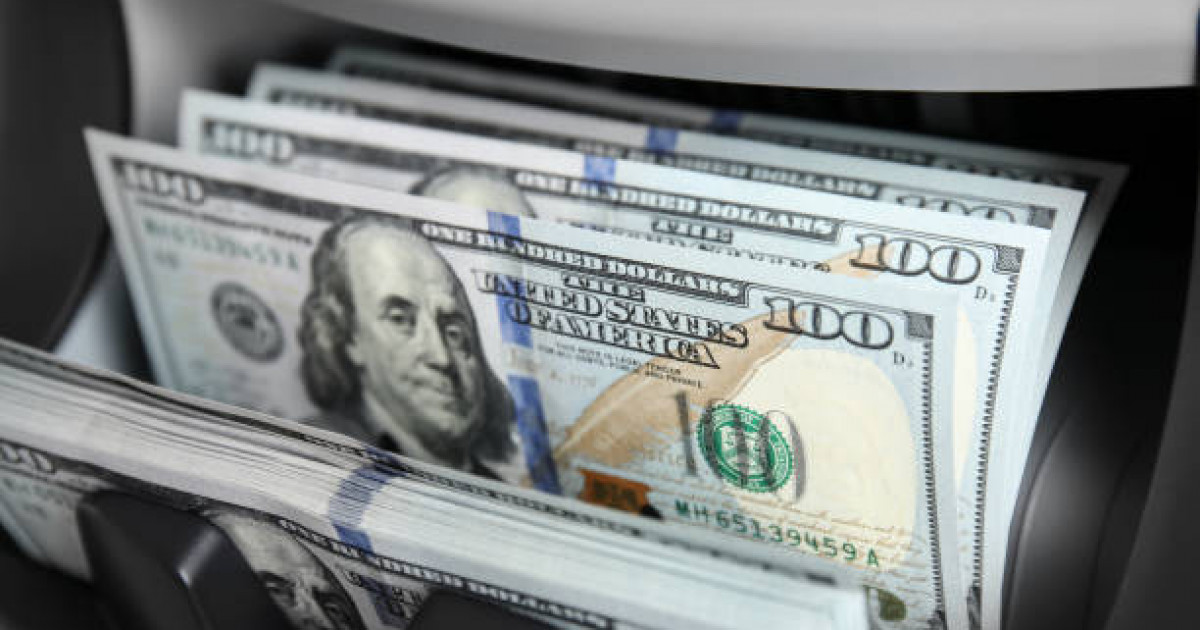 Astana men Almaty aqsha aıyrbastaý oryndarynda dollar baǵamy qandaı?