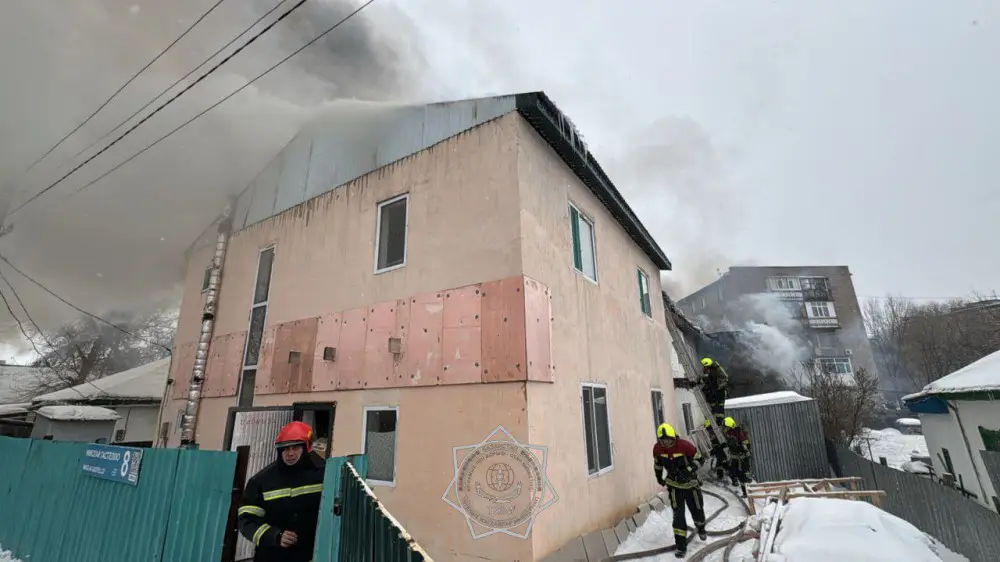 Astanada eki qabatty ǵımarattyń shatyry janyp jatyr