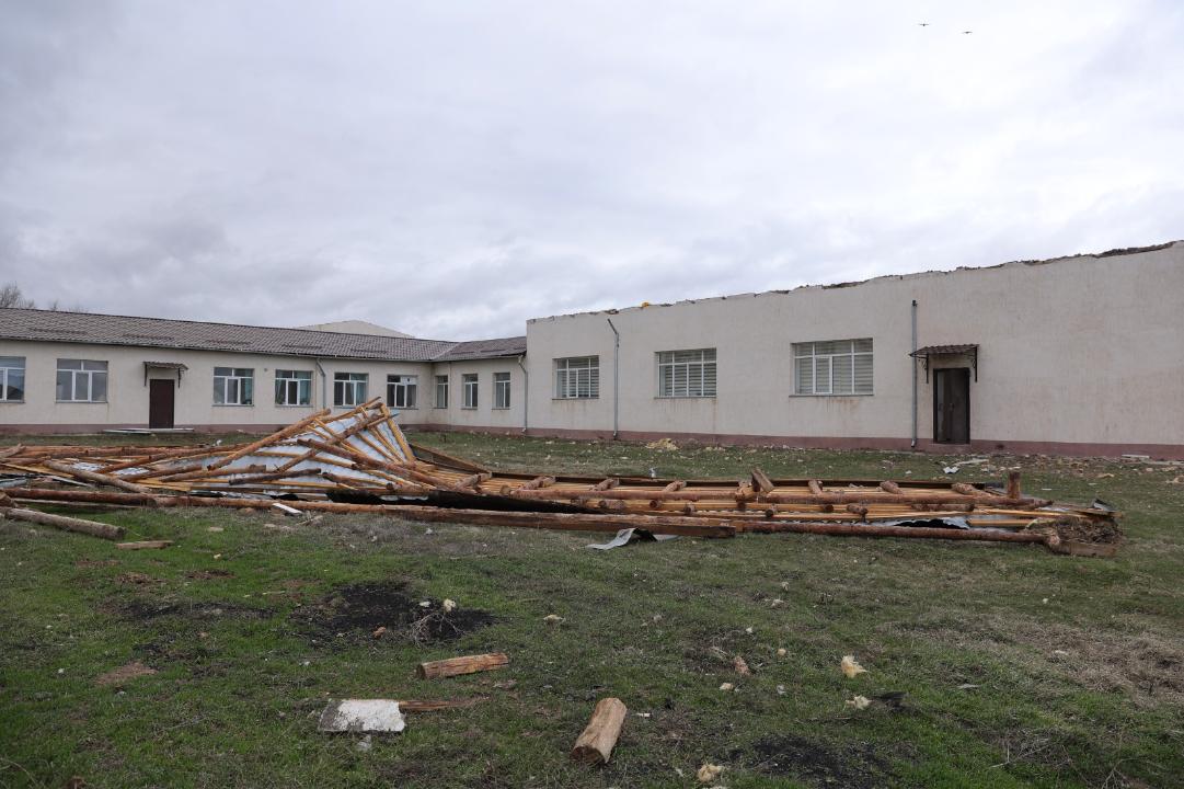 Joıqyn daýyl zardaby: Jambyl oblysynda 29 nysannyń shatyry ushqan