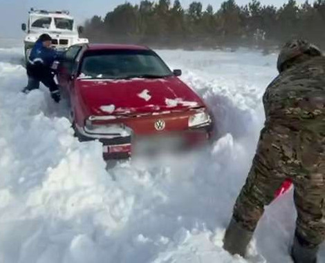 Qostanaı oblysynda on úsh adam qar qursaýynan qutqaryldy