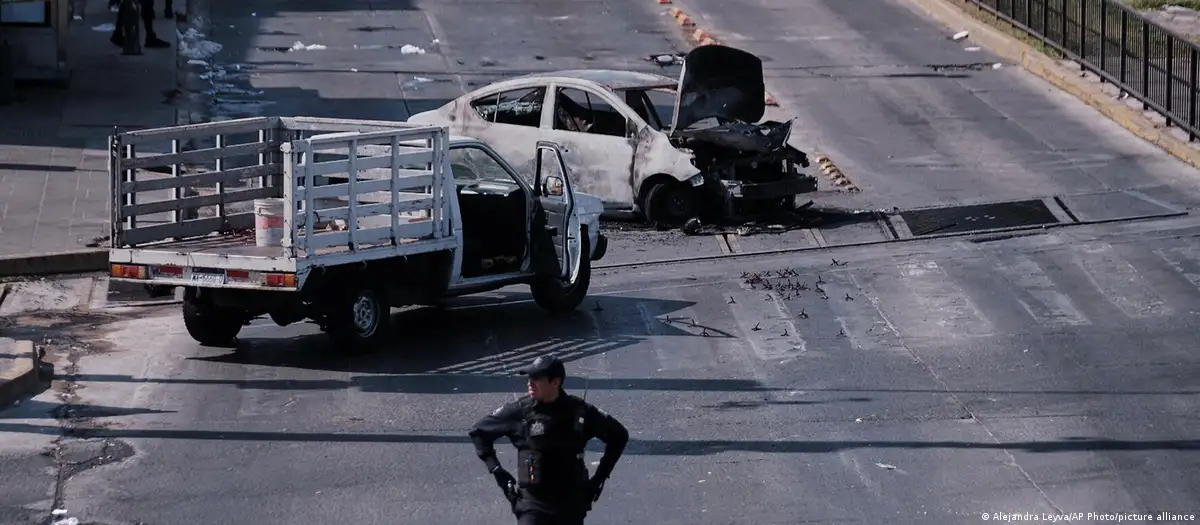 Meksıkada atyshýly qylmystyq toptyń jetekshisiniń qazasynan keıin jappaı tártipsizdik bastaldy