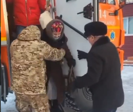 Shet aýdanynda jol qozǵalysy shektelip, 45 adam evakýasııalandy