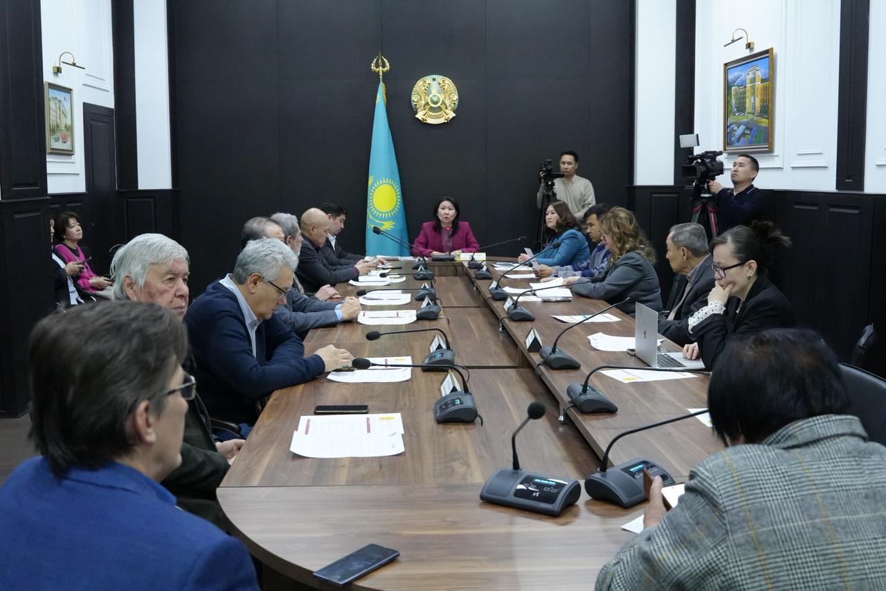 Sarapshylar Jańa Konstıtýsııa jobasyn talqylady