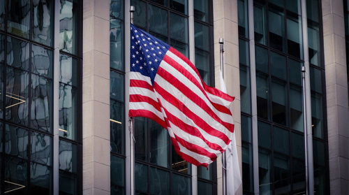 Joǵarǵy sot sheshimi: Tramp engizgen ımporttyq tarıfter zańsyz dep tanyldy