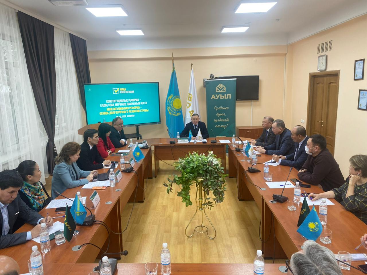 Sarapshylar konstıtýsııanyń jańa jobasyna biraýyzdan qoldaý bildirdi