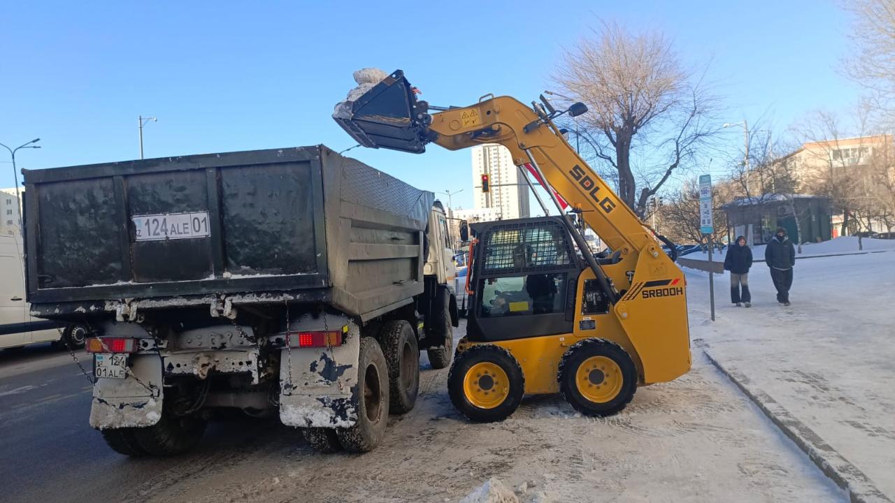 Astanadan bir túnde 53 myń tekshe metr qar men muz shyǵaryldy