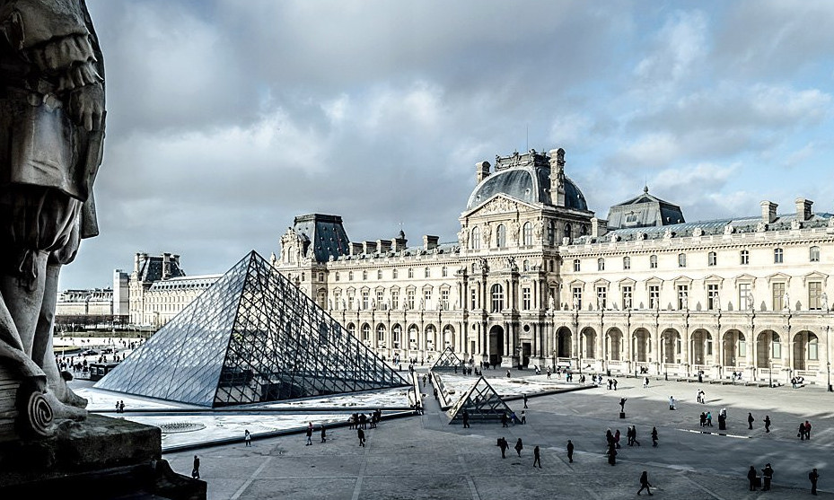 Atyshýly urlyq pen alaıaqtyq daýy: Lývr dırektory qyzmetinen ketti