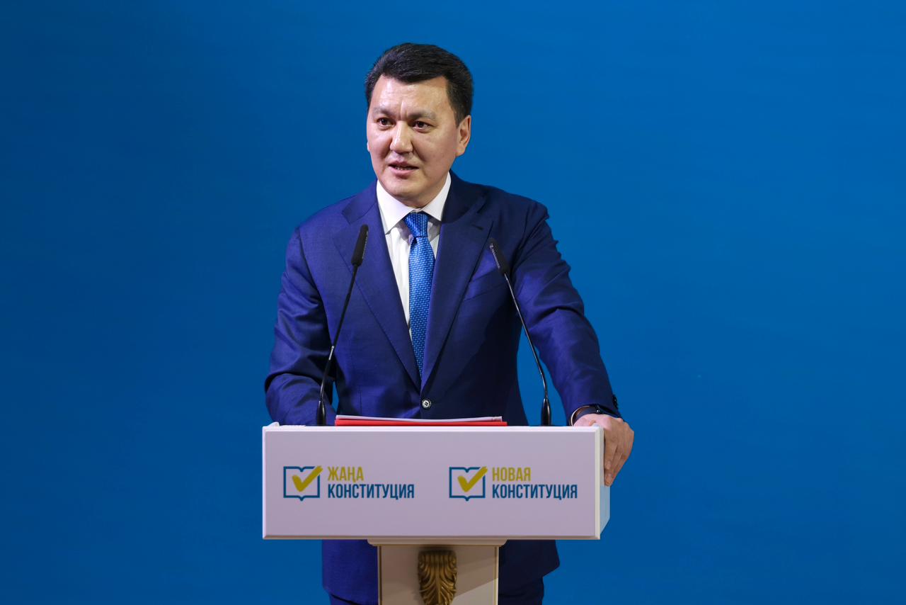 Jańa Ata zańda «adam» sózi 76 ret kezdesedi: Erlan Qarın jańa Konstıtýsııa jobasynyń basty ereksheligin atady